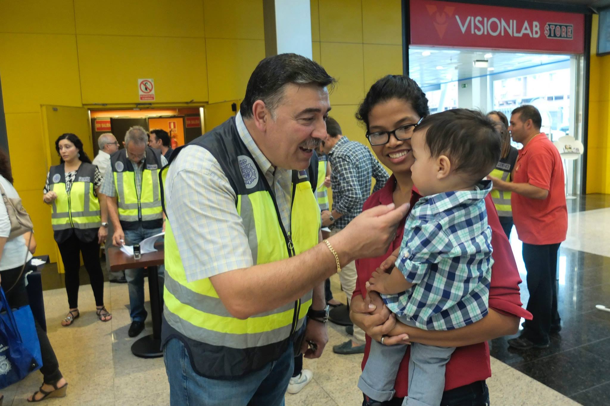 José Manuel Salcedo compartiendo un momento con niños